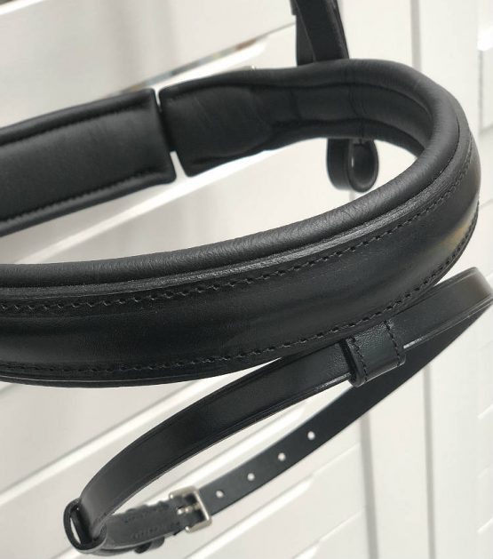 Black line noseband close